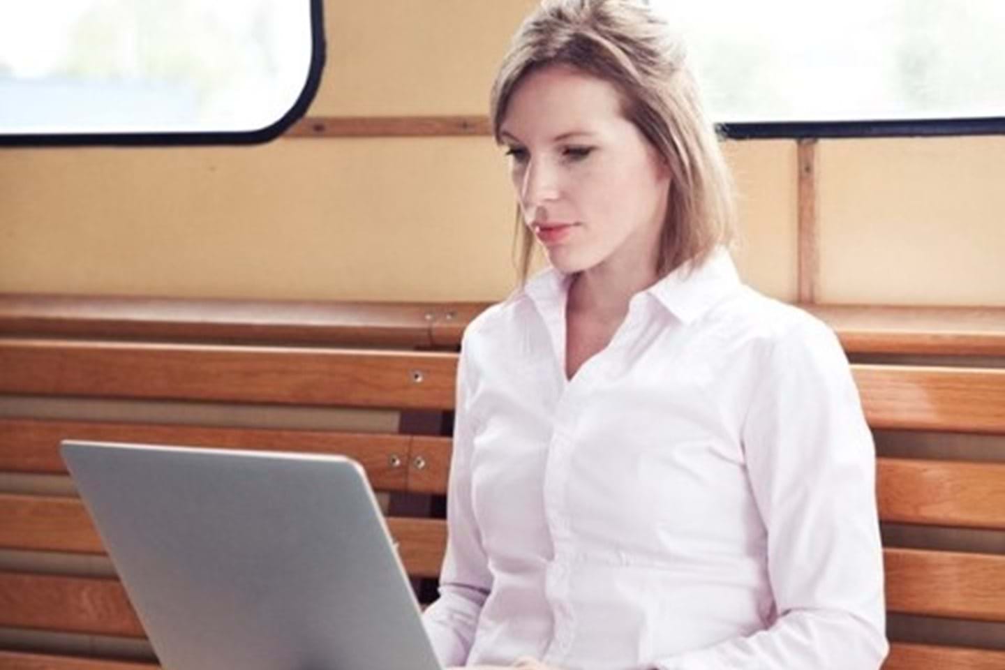 Visma_Amsterdam_dame_in_trein